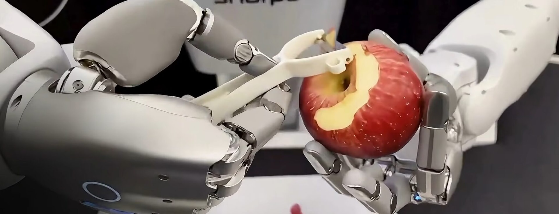 Robot, który obiera jabłka. Sharpa uczy maszyny ludzkiej zręczności