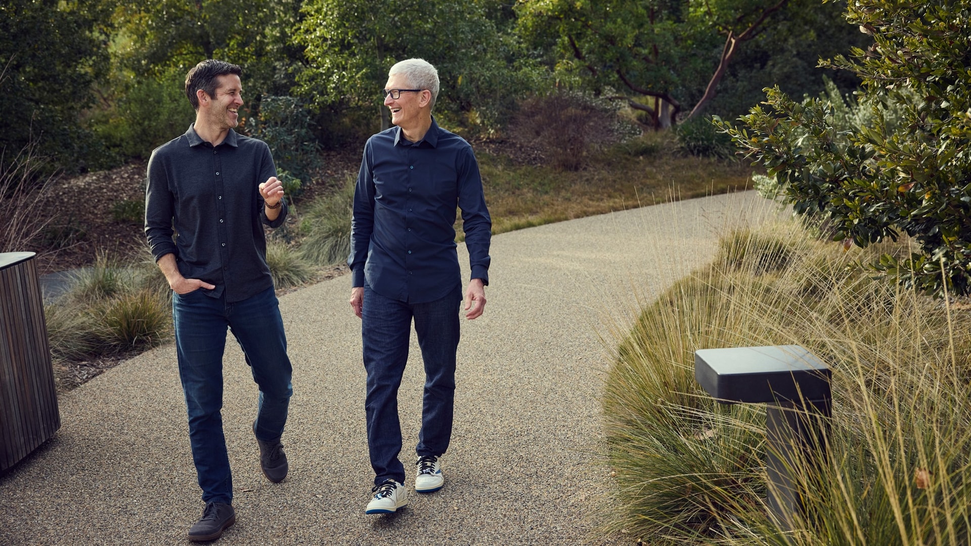 Tim Cook i John Ternus w Apple Park | Źródło: Apple
