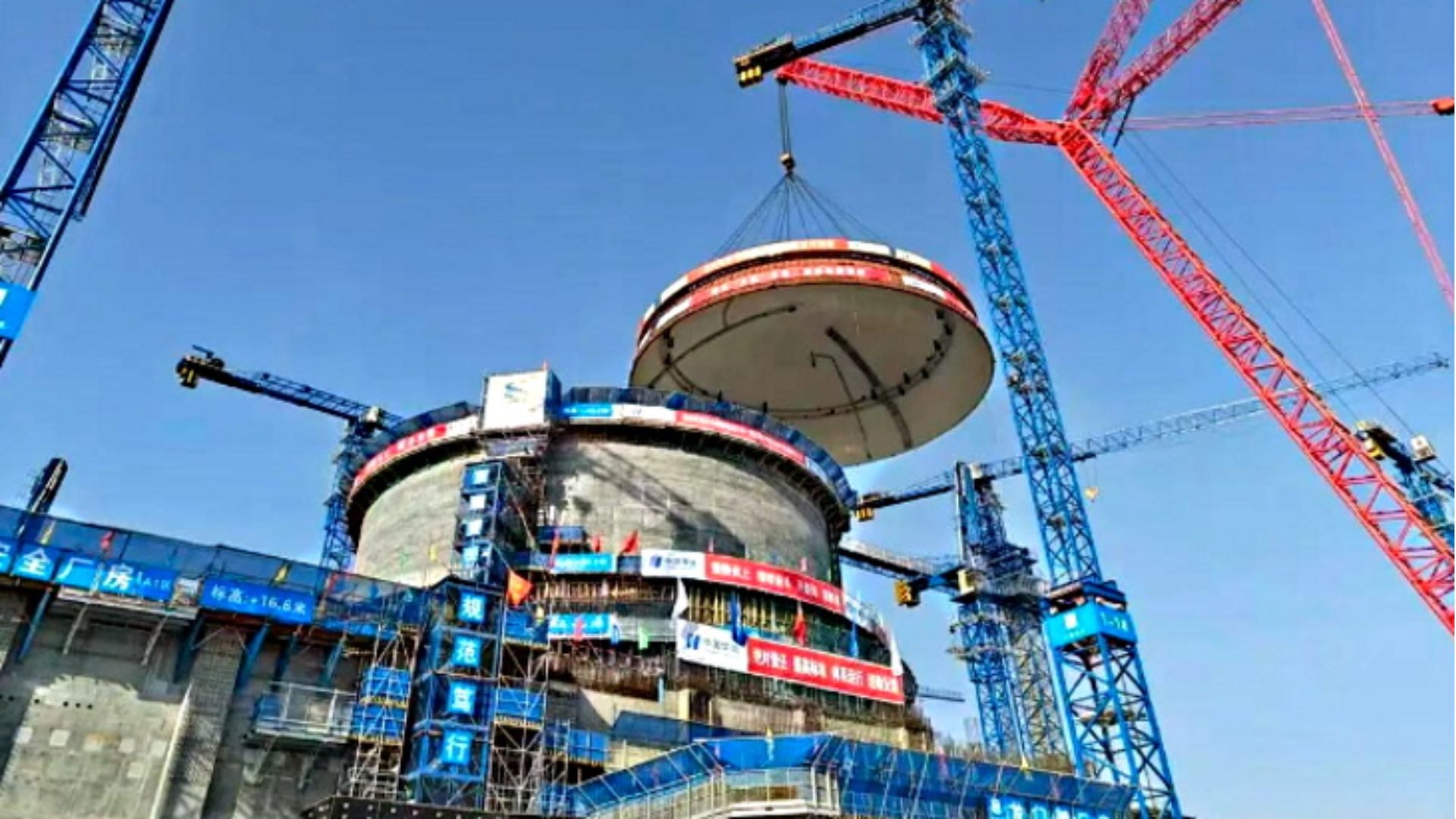 Prawie 230 ton stali zawisło nad reaktorem. Chiny budują atomowego giganta, który zasili miliony domów