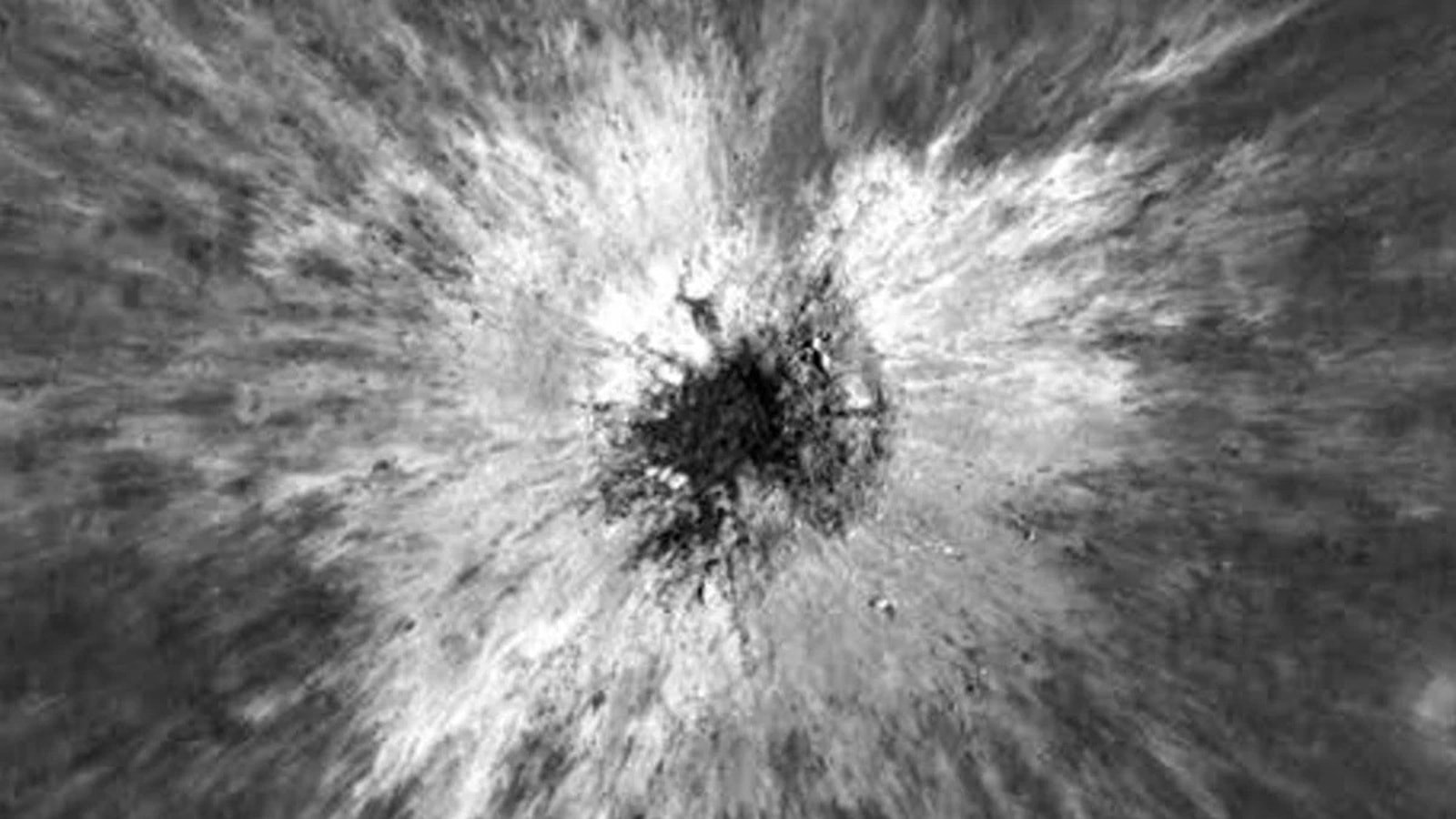 To zjawisko zdarza się raz na ponad sto lat. Astronomowie dostrzegli nowy krater na Księżycu