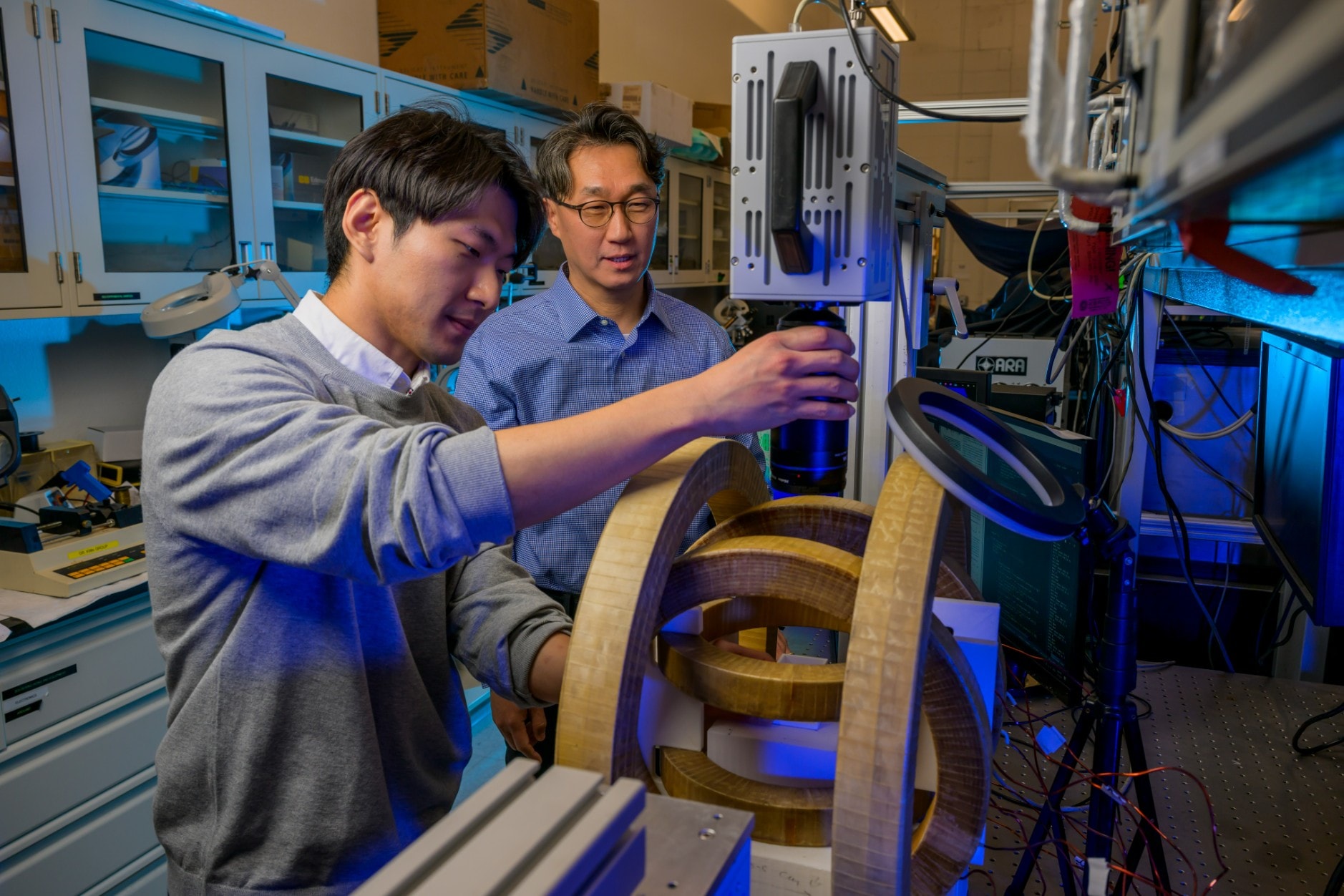 Mikroboty bez oczu. Przełomowy system sterowania magnetycznego z SMU