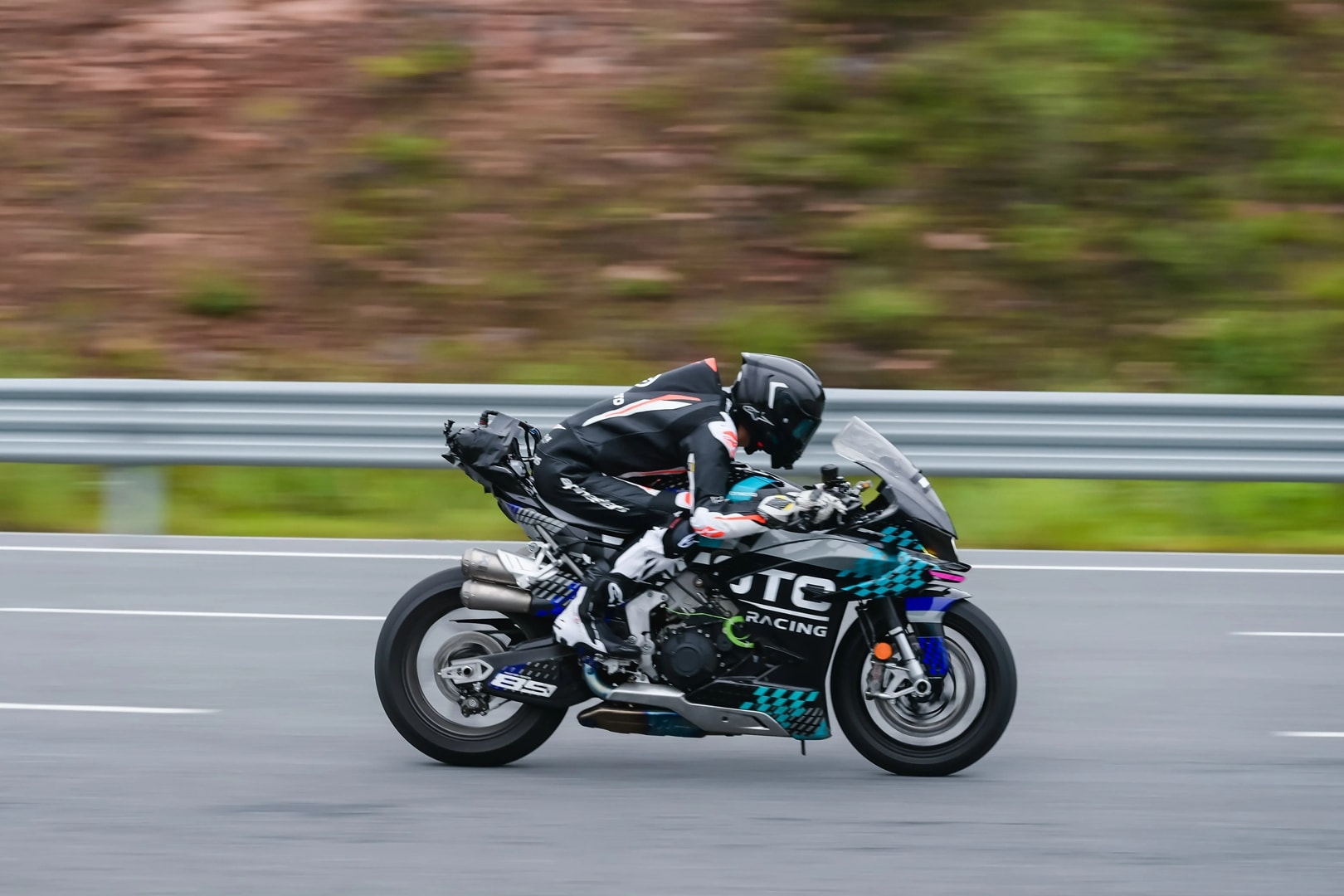 Chiński super motocykl poleciał 315,82 km/h. Ciężko teraz udawać, że nic się nie dzieje
