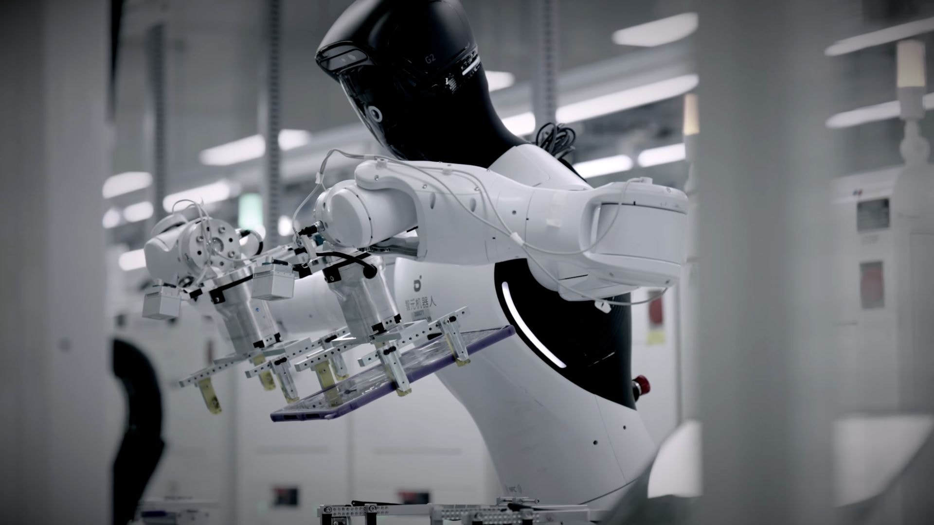 Roboty humanoidalne zmieniają przemysł. AGIBOT G2 udowadnia skuteczność w prawdziwej fabryce!