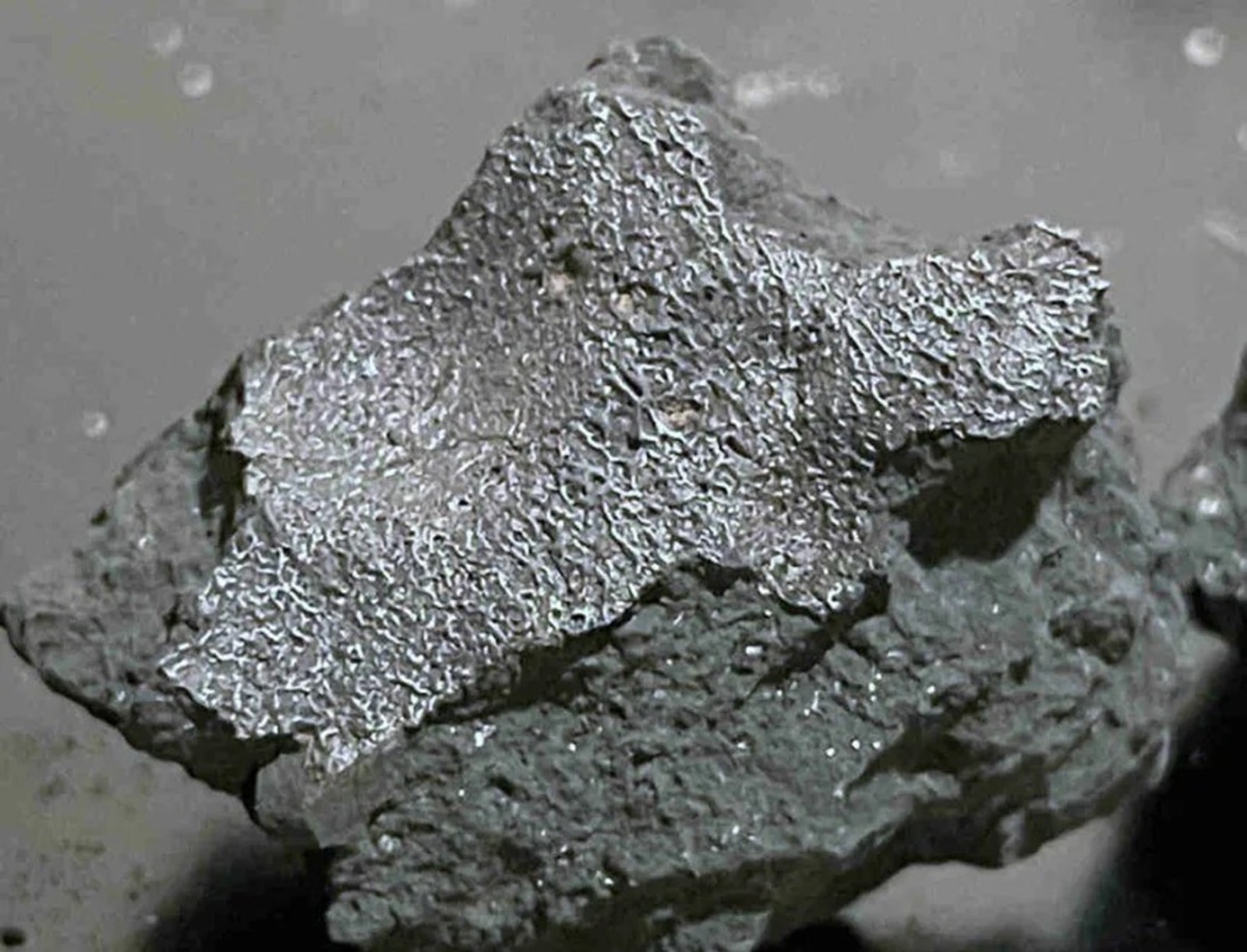 Meteoryt, który przebił dach domu w New Jersey, ma zagadkowy skład. Naukowcy zbadali wyjątkowo rzadki okaz