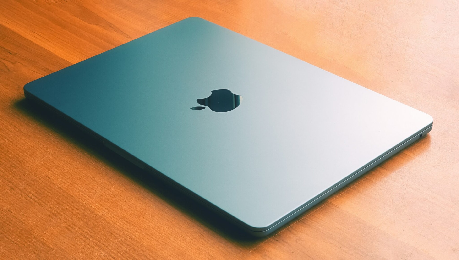 MacBook Air do podróży – dlaczego jest tak wygodnym laptopem?