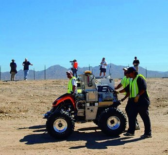 DARPA Challenge 2005 - Tylko trzem zespołom udaje się pokonać pustynną trasę drugiego wyścigu DARPA Challenge.