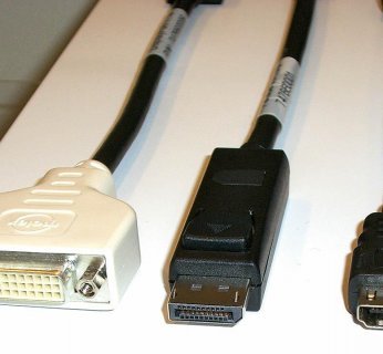 Wtyczka DisplayPort (po środku) jest tej samej wielkości co port HDMI, ale zaopatrzona w praktyczne zatrzaski.