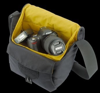 Torba lub plecak, z którymi wybierzemy się na długą fotograficzną wędrówkę, muszą być przede wszystkim lekkie i wyposażone w liczne schowki i kieszenie.