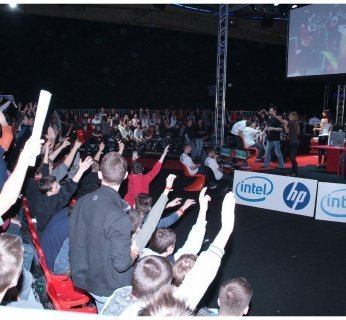 Podczas dwóch dni targowych tysiące fanów gier komputerowych odwiedziło multimedialną Intel Arena