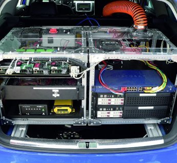 Pełny system sterowania VW Passatem o nazwie Junior mieści się w bagażniku samochodu i składa się z dwóch komputerów, switcha oraz elektroniki kontrolującej czujniki.