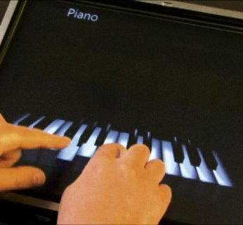 Windows 7 będzie obsługiwał ekrany dotykowe. Dzięki temu można przenosić pliki palcem – albo ćwiczyć grę na pianinie.