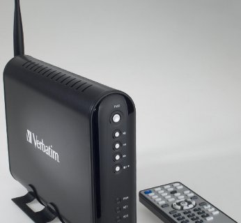 Przystawka media center. Urządzenia takie jak Verbatim Media Station Pro (700 zł) odbierają sygnał wideo przez sieć LAN lub WLAN i przesyłają do projektora przez port HDMI.