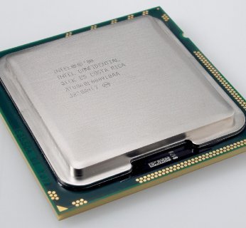 Intel Core i7-965 Extreme Edition. Nieco słabsza odmiana lidera rankingu. Model 965 różni się tylko niższym taktowaniem – 3,2 zamiast 3,33 GHz. Reszta parametrów jest taka sama. Ten model trudno dostać w polskich sklepach.