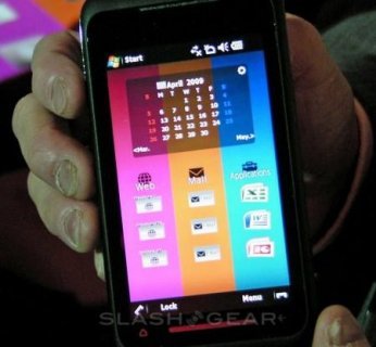 Telefon Toshiba TG01 jest cieńszy o ponad 2 milimetry zarówno od iPhone'a 3G, jak i od HTC Touch HD