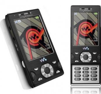 Model W995 posiada wbudowany mini-statyw, dzięki któremu możliwe jest oglądanie filmów bez potrzeby trzymania telefonu w ręku