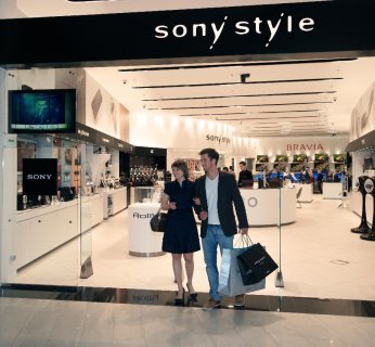 Przy aranżowaniu powierzchni Sony Style Warsaw wzorowano się na salonach Sony Style w Londynie, Paryżu, Berlinie i Barcelonie
