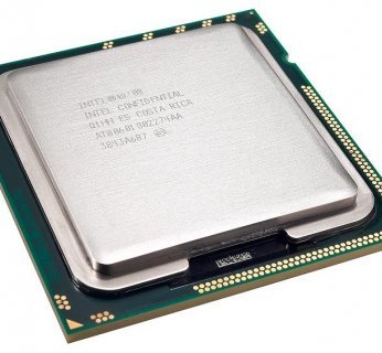 Intel Core i7-975 Extreme Edition. Król wydajności. Cztery rdzenie taktowane zegarem 3,33 GHz, 1 MB cache'u L2 oraz 8 MB cache'u L3 i trzykanałowy kontroler pamięci DDR3. Układ bazuje na architekturze Nehalem, następcy Core. Za taką wydajność trzeba dużo zapłacić.