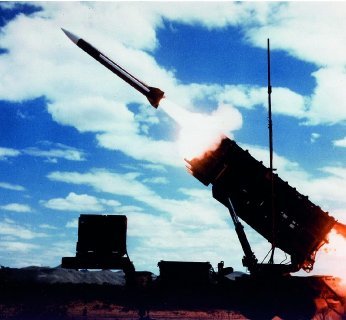 1991 - Patriot - System obronny nie trafia atakującej go irackiej rakiety Scud. Efekt: 28 żołnierzy zabitych. Powód: błąd przy pomiarze czasu jednostki centralnej, tym większy, im dłużej system pracował.