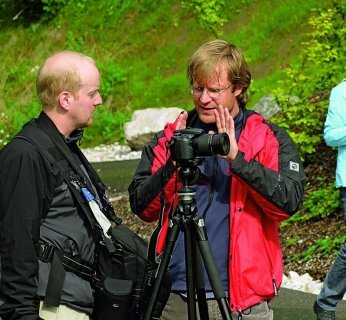 Fotograf Stephan Paul Stuemer (po prawej) uczył uczestników warsztawów podstaw makrofotografii.