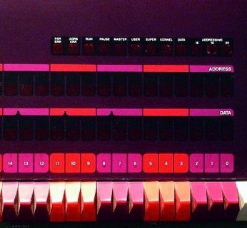 1985-1987 - Therac 25 - Urządzenie do naświetlania zabija pacjentów, aplikując im zbyt duże dawki promieniowania. Powód: software potrafił tylko wtedy przetwarzać wiele wątków bez błędów, gdy użytkownik wydawał polecenia powoli.