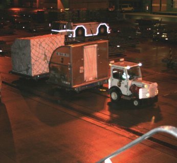 Specjalne holowniki transportują już posortowane paczki do samolotu, załadunek będzie odbywał się także przez nos jumbo jeta.