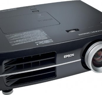 Projektor do kina domowego Epson EH-TW5000. Wysoki kontrast, cicha praca, interpolacja ramek (100 Hz).