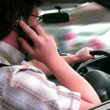 U większości osób rozmawianie przez telefon podczas prowadzenia samochodu stwarza zagrożenie