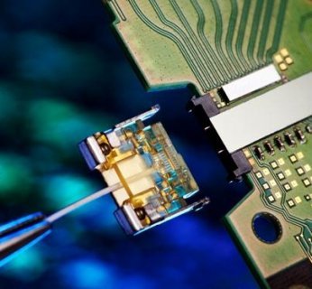 Okrycie Intela potwierdza, że w przyszłych komputerach elektroniczne sygnały mogą być zastąpione promieniami światła
