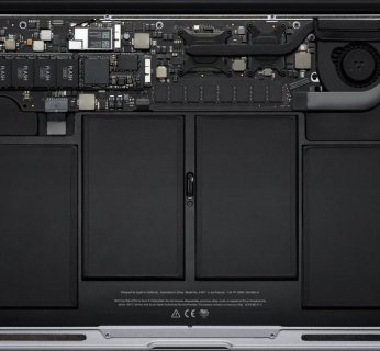 13-calowy MacBook Air waży 1,32 kilograma, natomiast mniejszy model - zaledwie 1,06 kilograma