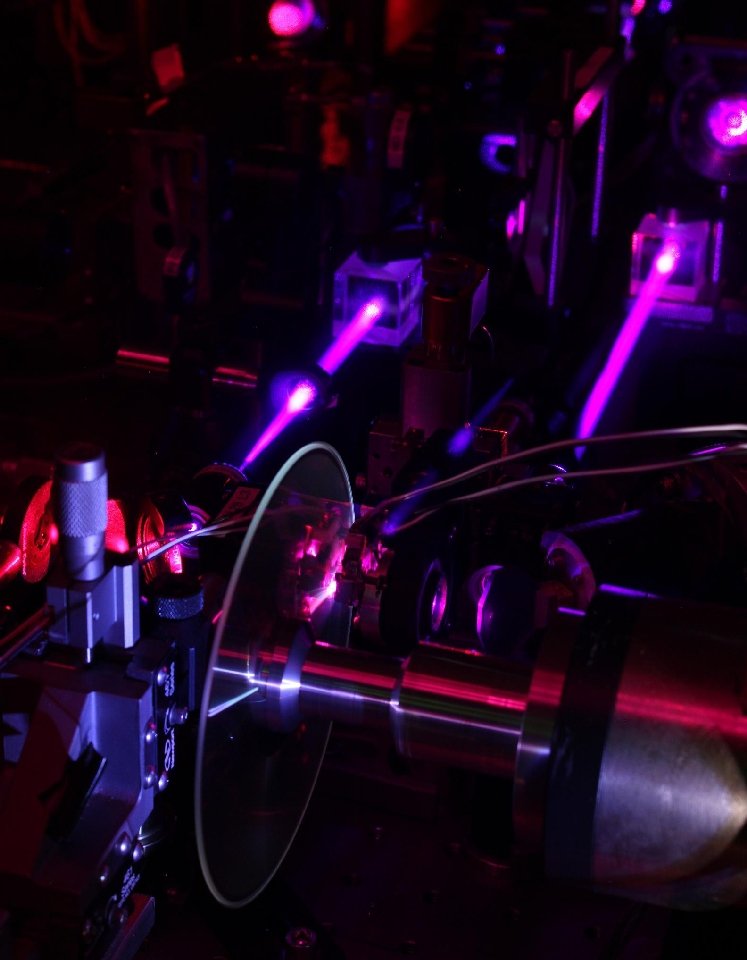 Niebieski laser odczytuje dane z 500GB płyty mikroholograficznej GE