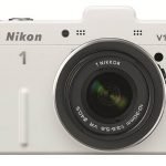 Nikon 1 jest dostępny w dwóch wariantach kolorystycznych: czarnym i białym.