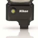 Nikon 1 V1 jest pozbawiony zintegrowanej lampy błyskowej. Dołączany flesz nie należy do wyposażenia – trzeba kupić go osobno (SB-N5, ok. 670 zł).