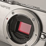 Matryce formatu Micro 4/3 stosowane przez Olympusa mają wymiary 17,3 x 13,0 milimetrów, tak więc są mniejsze od sensorów APS-C montowanych w bezlusterkowcach firm Sony i Samsung.