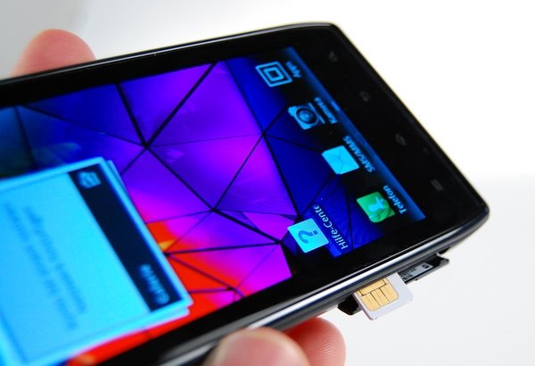 Wejście na karty: Micro SIM oraz microSD.