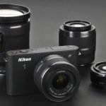 Zoptymalizowany pod kątem filmowania jest jeden z czterech dostępnych obecnie obiektywów dedykowanych dla systemu Nikon 1: model zmiennoogniskowy z cichym silnikiem autofokusa o zakresie ogniskowych 10-100 mm (ok. 2700 zł).
