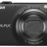 Nikon S6150 oferuje rozwiązania niespotykane w tanich kompaktach dla początkujących, takie jak ekran dotykowy o wysokiej rozdzielczości, bogata paleta efektów i obiektyw z 7-krotnym zoomem.