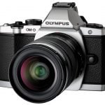 Forma aparatu systemowego Olympus E-M5 nawiązuje do sukcesów analogowych aparatów OM tego producenta.