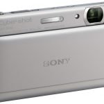 Sony Cyber-shot DSC-TX55: Przesuwana osłona włącza i wyłącza aparat.