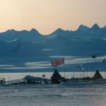 Inżynierowie z Brytyjskiego Centrum Badań Antarktydy na trzy dni przetransportują sprzęt nad jezioro podlodowe, gdzie za pomocą tzw. gorącego wiertła do stopienia grubej warstwy lodu, wywiercą 3,5-kilometrowy otwór, aby wydobyć próbki wody z jeziora