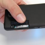 Czarnego, matowego tyłu obudowy nie można zdjąć. Mała klapka z boku przykrywa kartę micro SIM i czytnik kart micro SD. Akumulator został wbudowany na stałe.