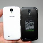 Galaxy S4 jest wyposażony w obudowę z poliwęglanu i dostępny między innymi w białej wersji. Jego wzmocniona wersja też jest wykonana z plastiku, ale przypominającego kolorem i fakturą metal.