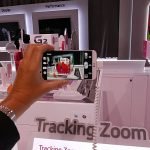 LG G2 jest wyposażony w aparat z 13-megapikselową matrycą i doświetlającą kadr diodą LED, a także 2-megapikselową kamerę nad wyświetlaczem, używaną podczas wideorozmów.