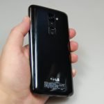 Poliwęglanowy smartfon dobrze leży w dłoni, choć jest lekko śliski. Pomimo dużych wymiarów większość osób będzie w stanie obsłużyć go palcami jednej dłoni. Jakość materiałów i wykonania jest nieco lepsza, niż w Samsungu Galaxy S4, choć nie dorównuje aluminiowym HTC One i iPhone'owi 5S ani szklanej Xperii Z.