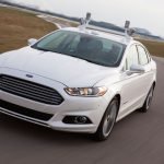 Ford testuje autonomiczną wersję hybrydowego modelu Fusion, skanującego otoczenie przy pomocy laserów umieszczonych na dachu.