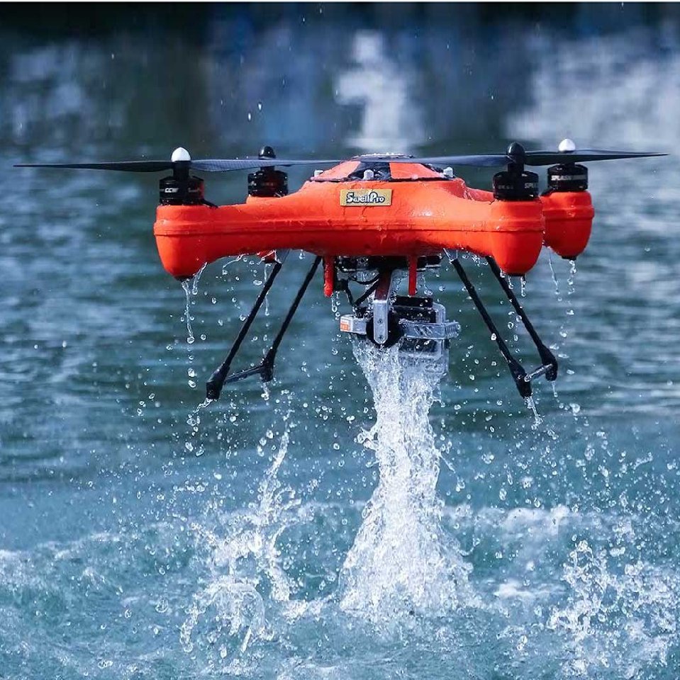 Latające drony, które filmują także… pod wodą