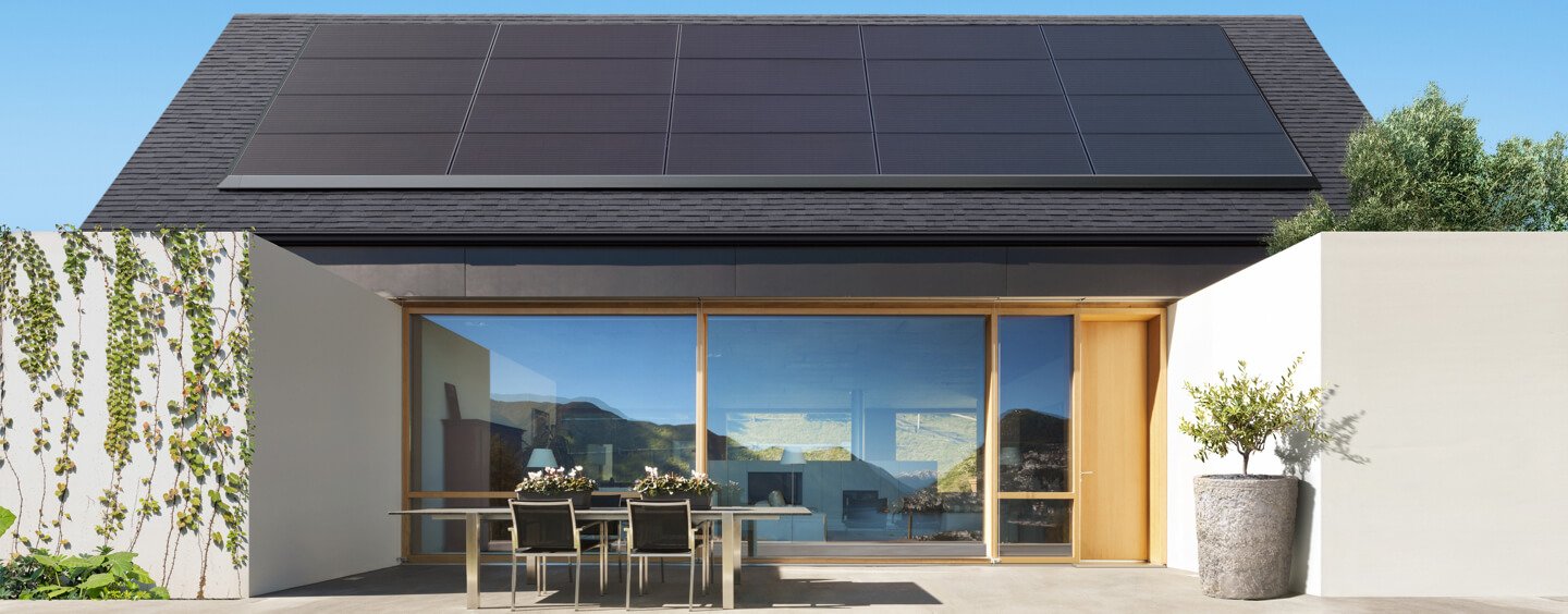 Tesla - panele solarne na dachu