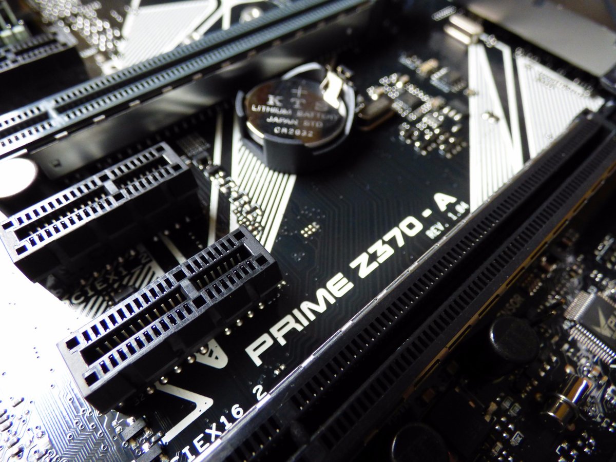 Gniazda PCIe na płycie Asus Prime Z370-A. Producent wzmocnił dwa z nich metalem, by wytrzymały masę współczesnych kart graficznych. 
