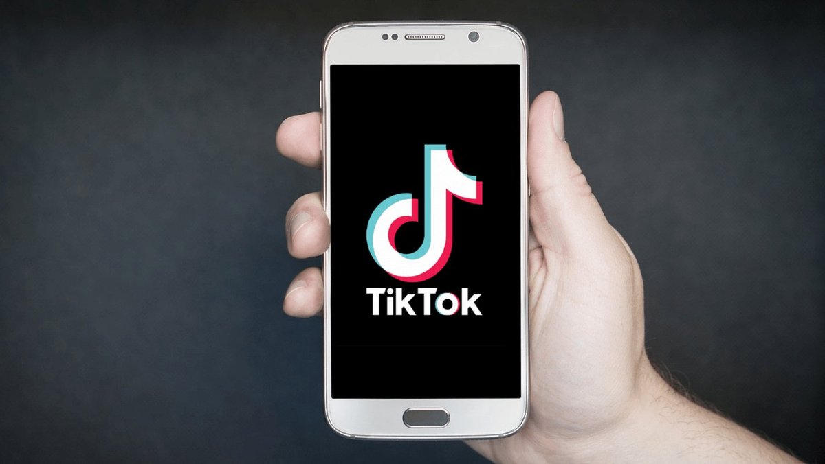 Smartfon z logiem TikTok na ekranie.