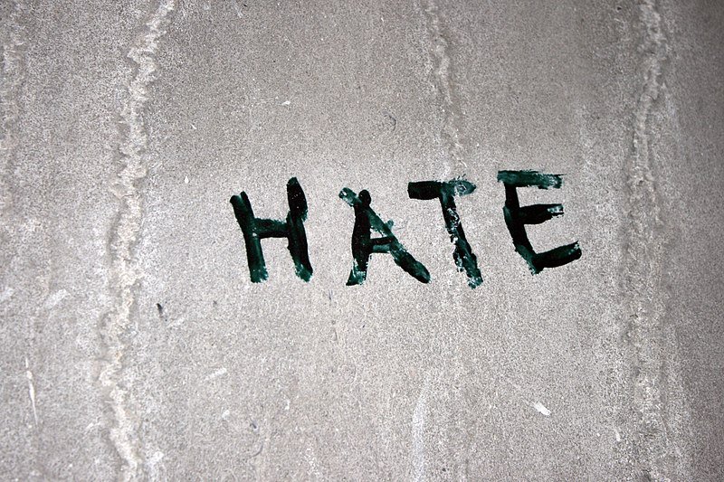 napis nienawiść na ścianie