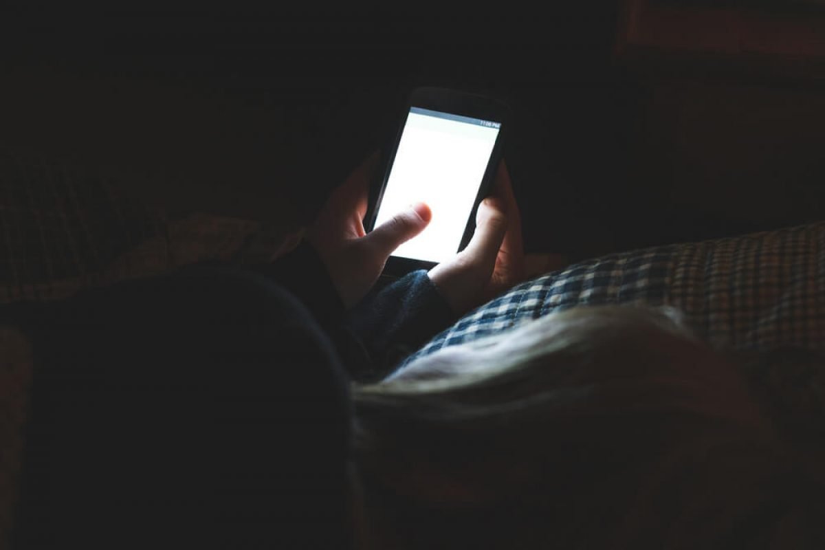 tryb ciemny, Tryb nocny w smartfonach – pomaga w lepszym spaniu czy nie?